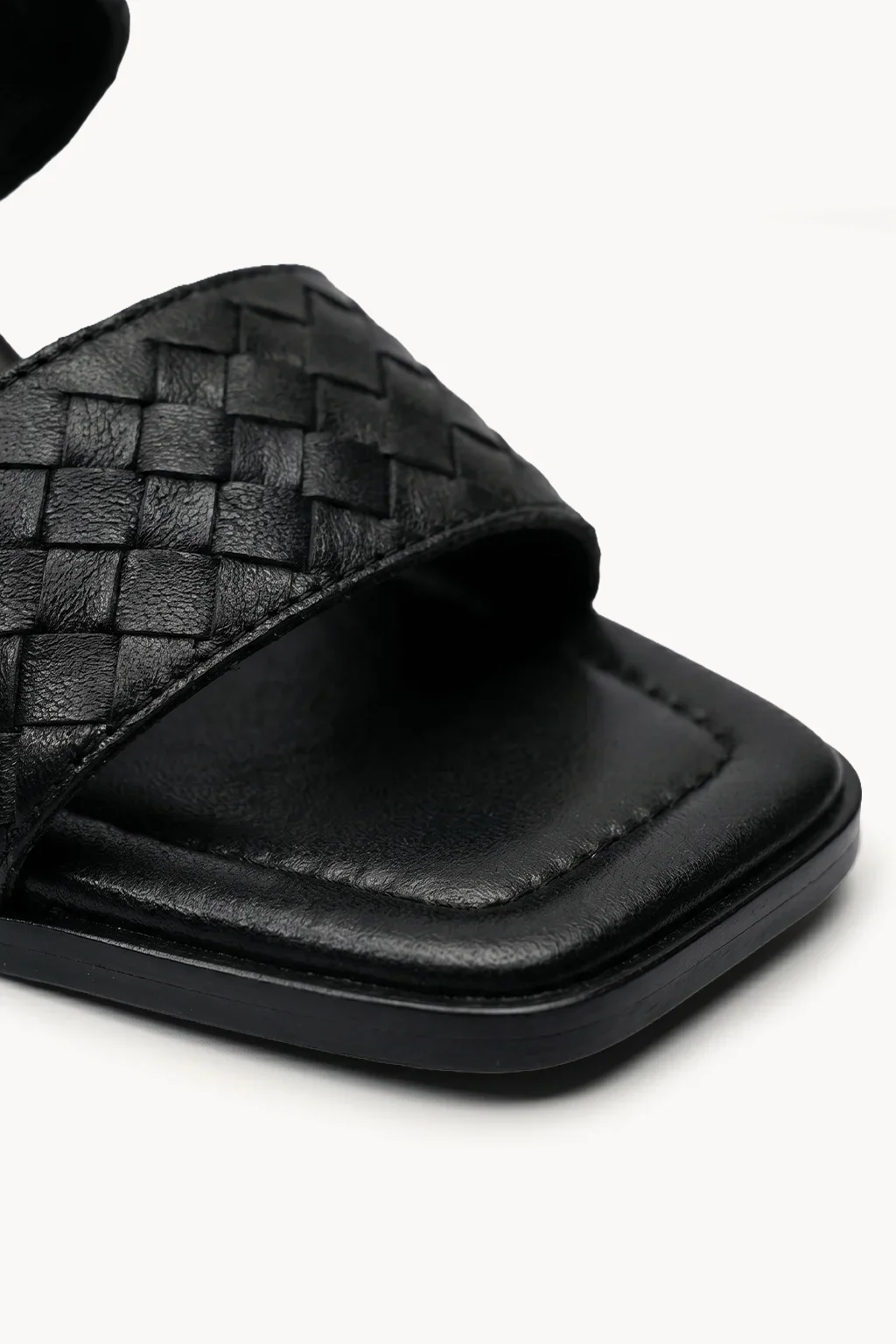 Belladonna Nera Sandalo, Black — 02 close-up