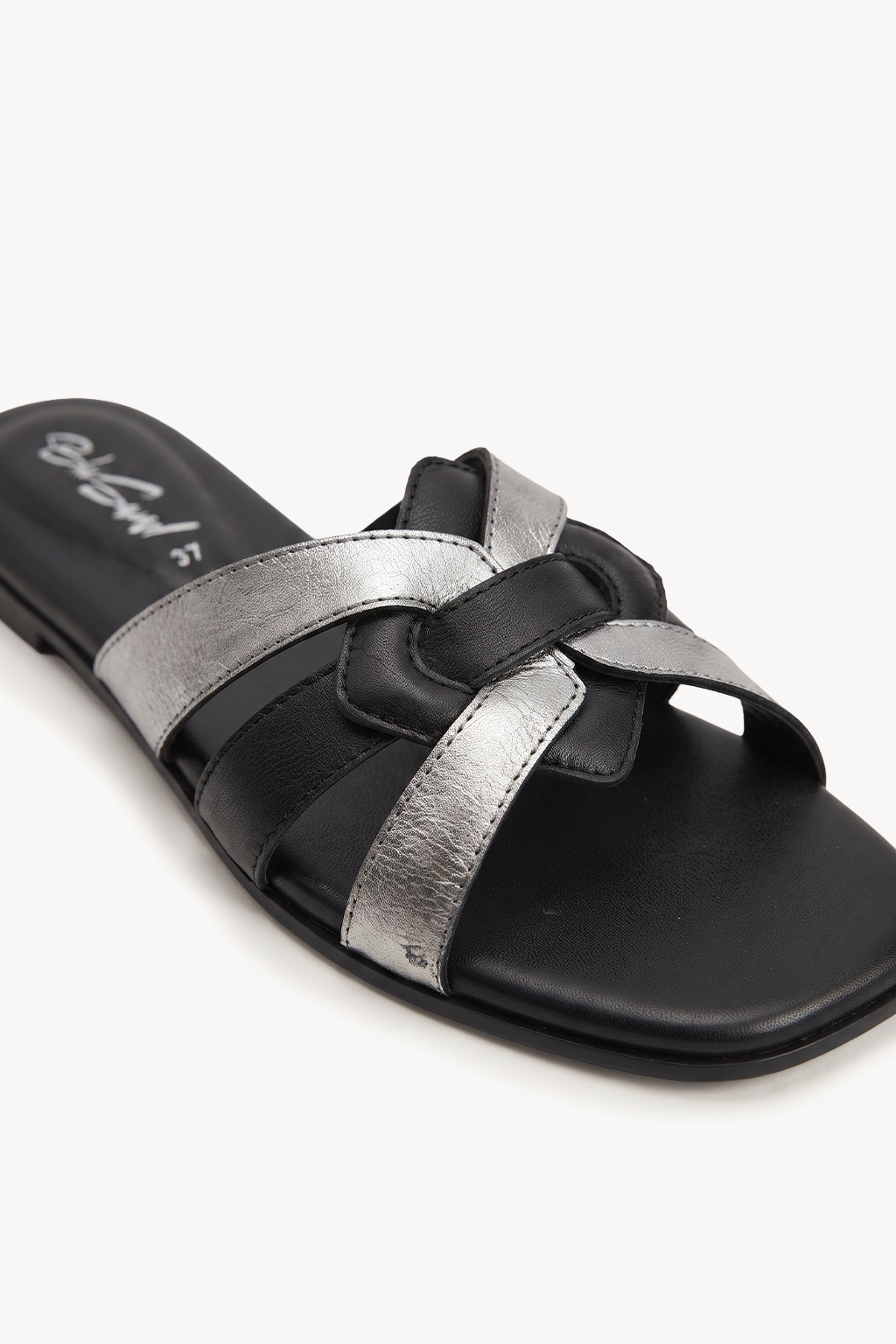 Nácar Contrast Crossover Flat, Black & Silver — 02 close-up