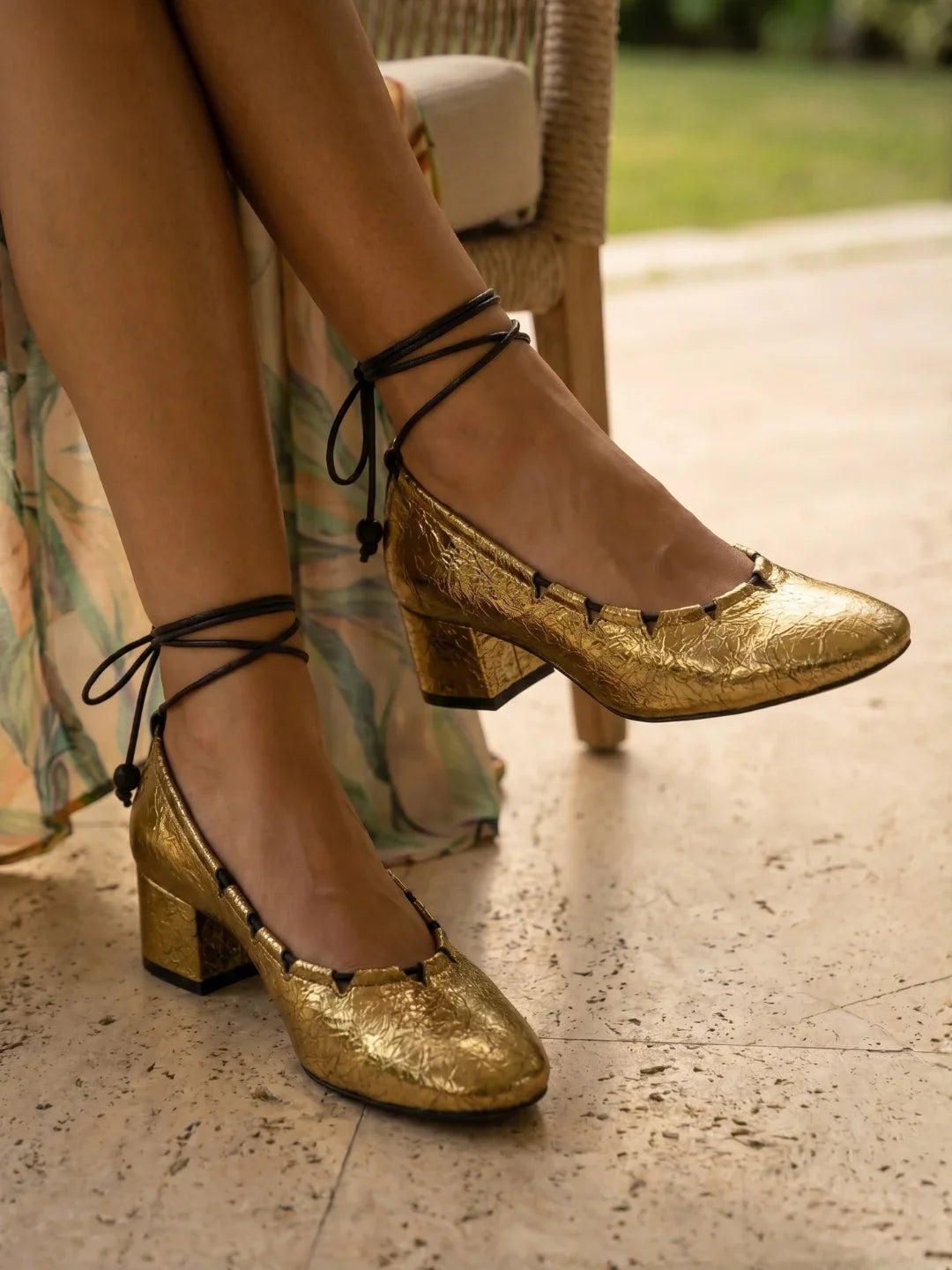 Oro Venezia Lace Pump, Gold — 06 on the foot