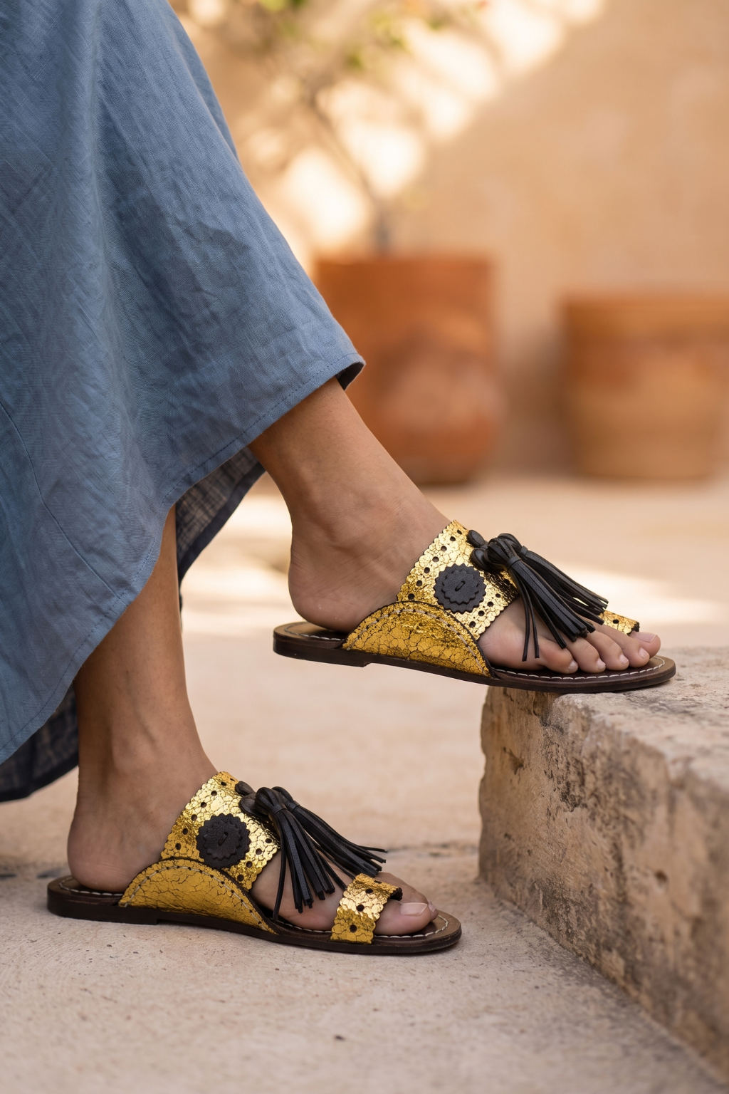 Oro e Ombra Slide, Gold — 06 on the foot