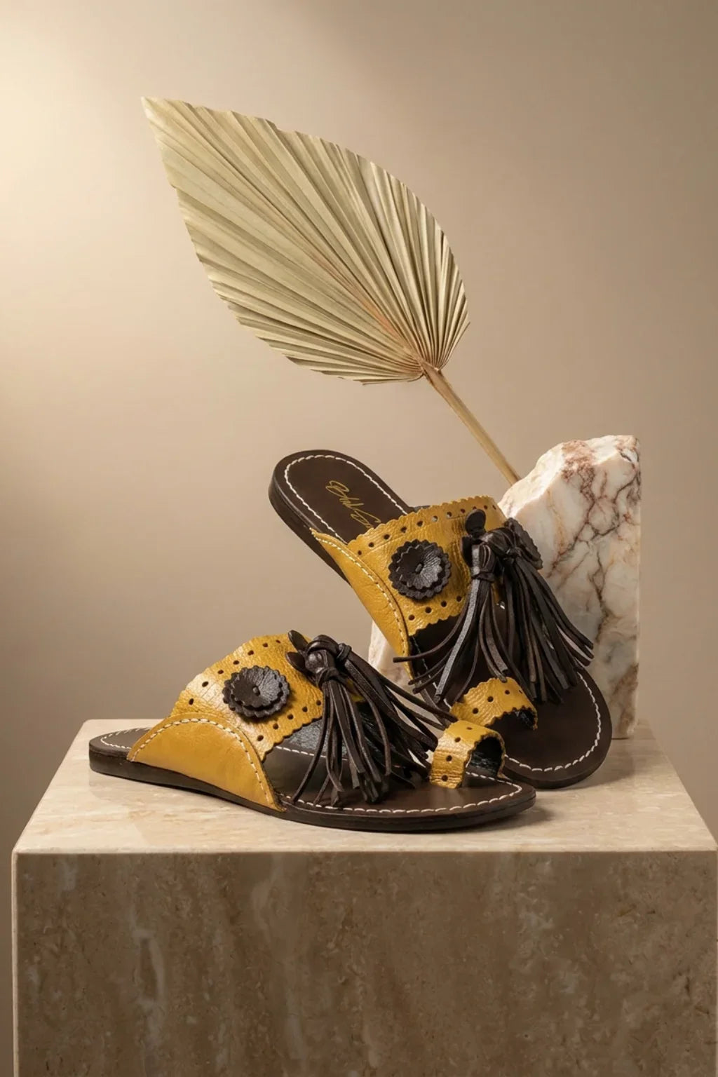 Oro e Ombra Slide, Yellow & Black — 08 styled
