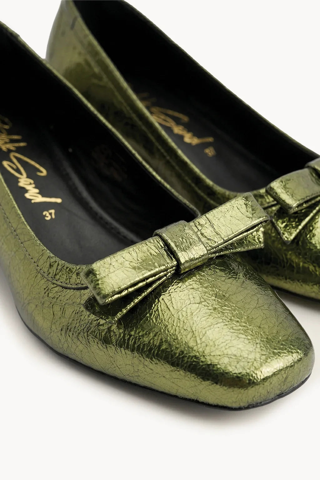 Arco Front Bow Pump Shoes, Olive — 02 close-up