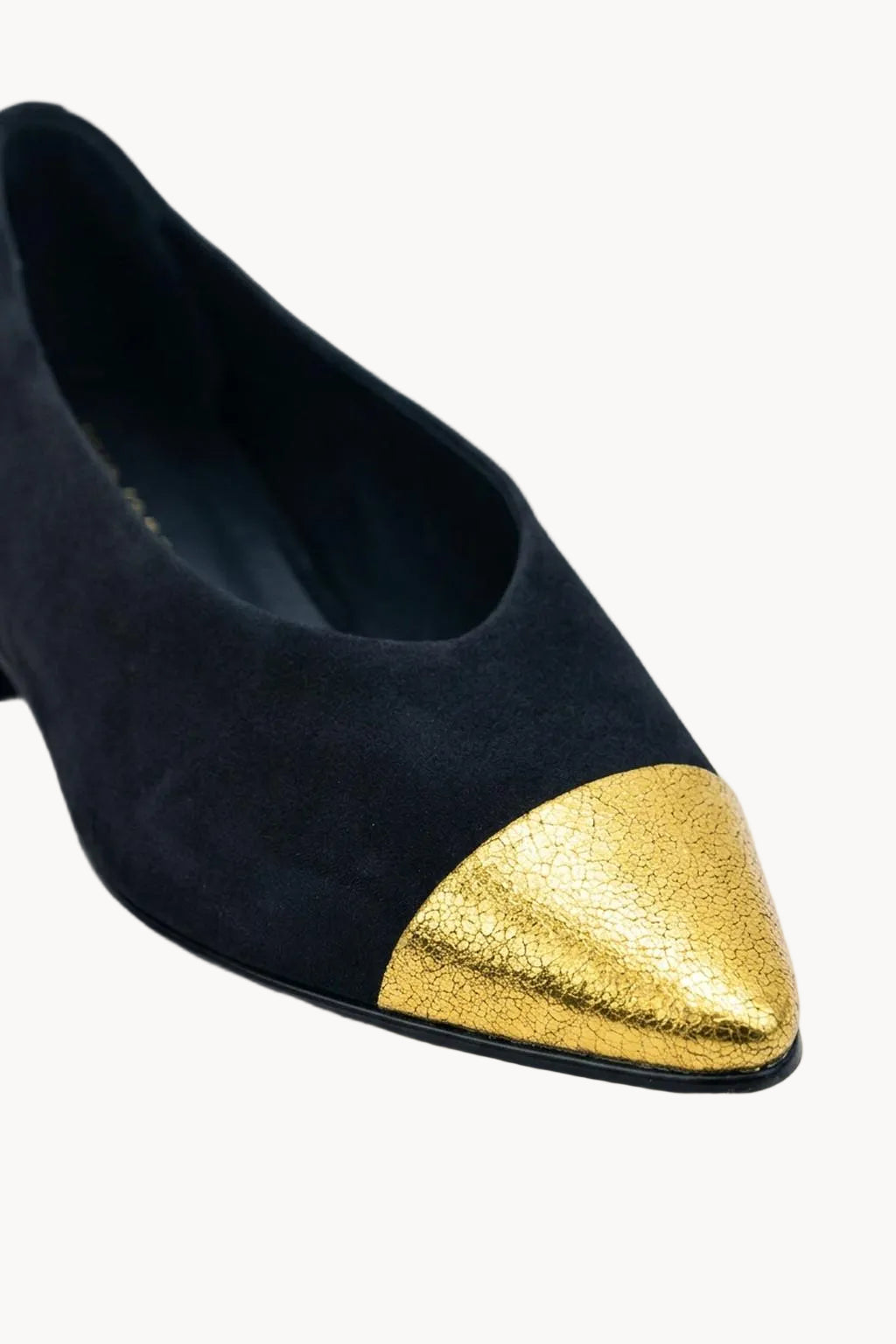 Puntera Flat, Black & Gold — 03 close-up