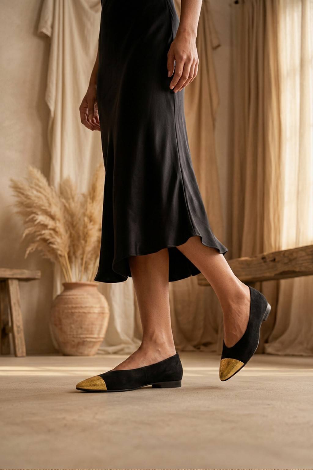 Puntera Flat, Black & Gold — 07 on the foot