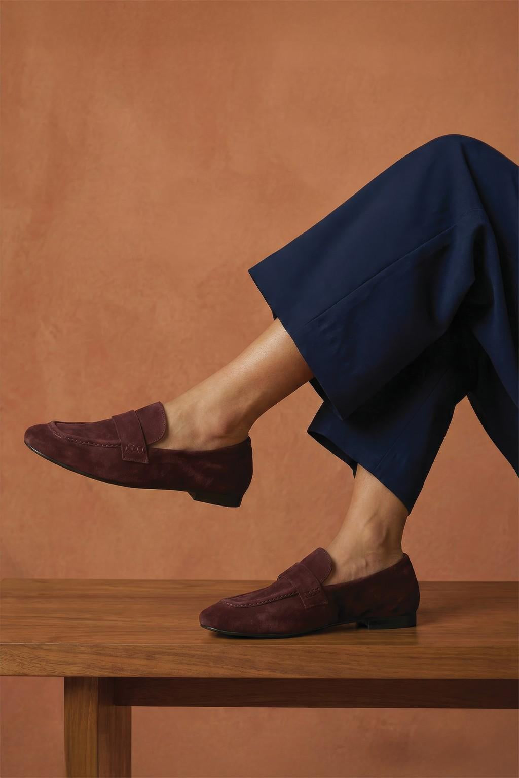 Calm Loafer, Burgundy — 06 on the foot