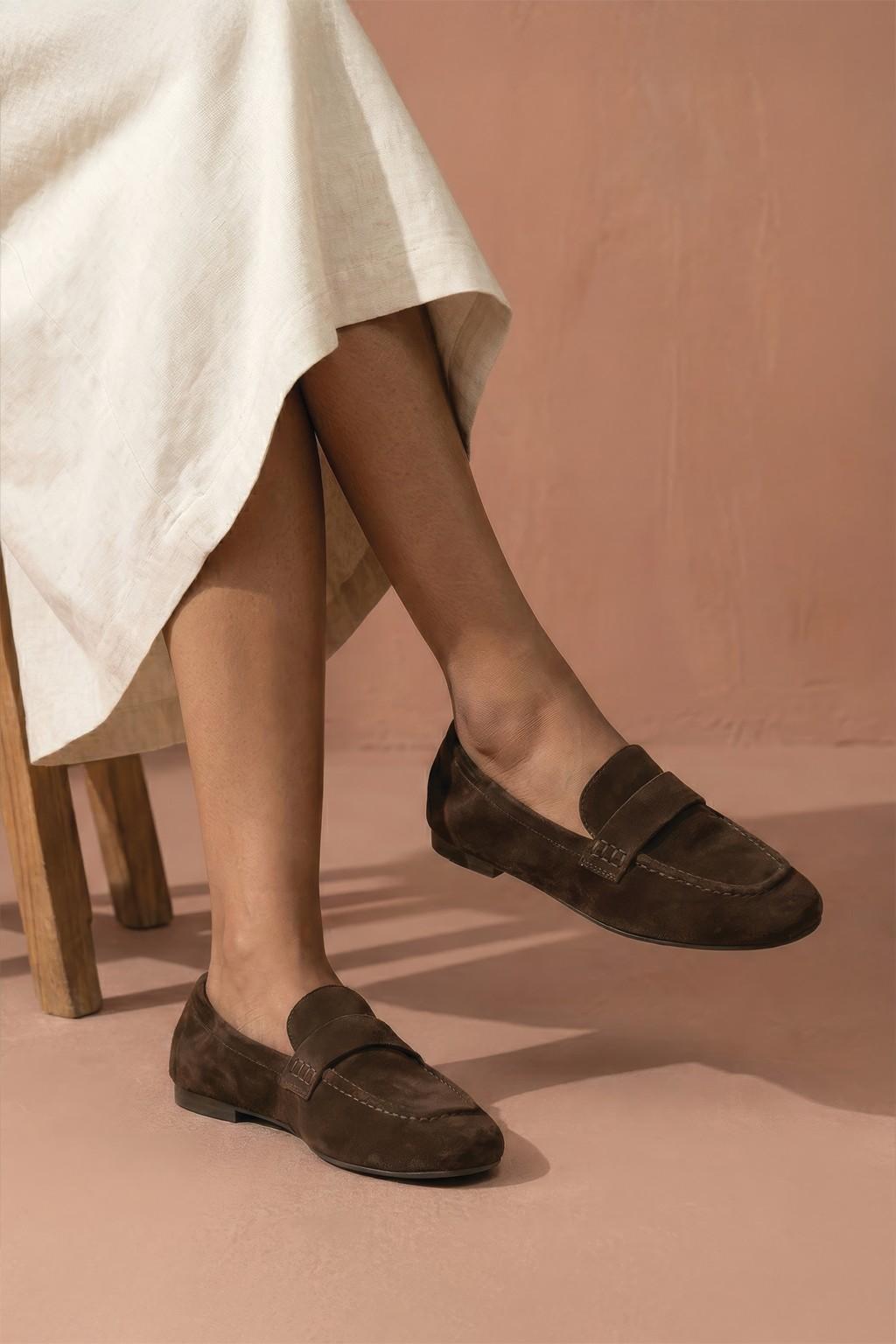 Calm Loafer, Chocolate — 06 on the foot