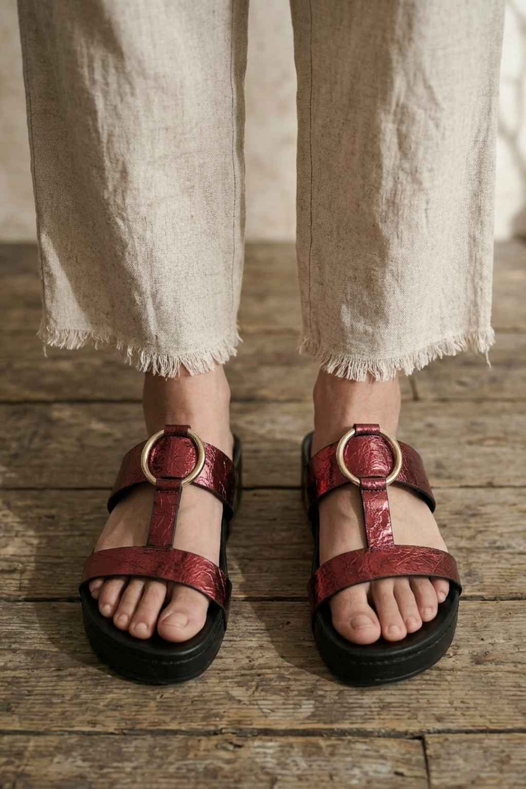 Verdea Noir Slide, Black & Red — 06 on the foot