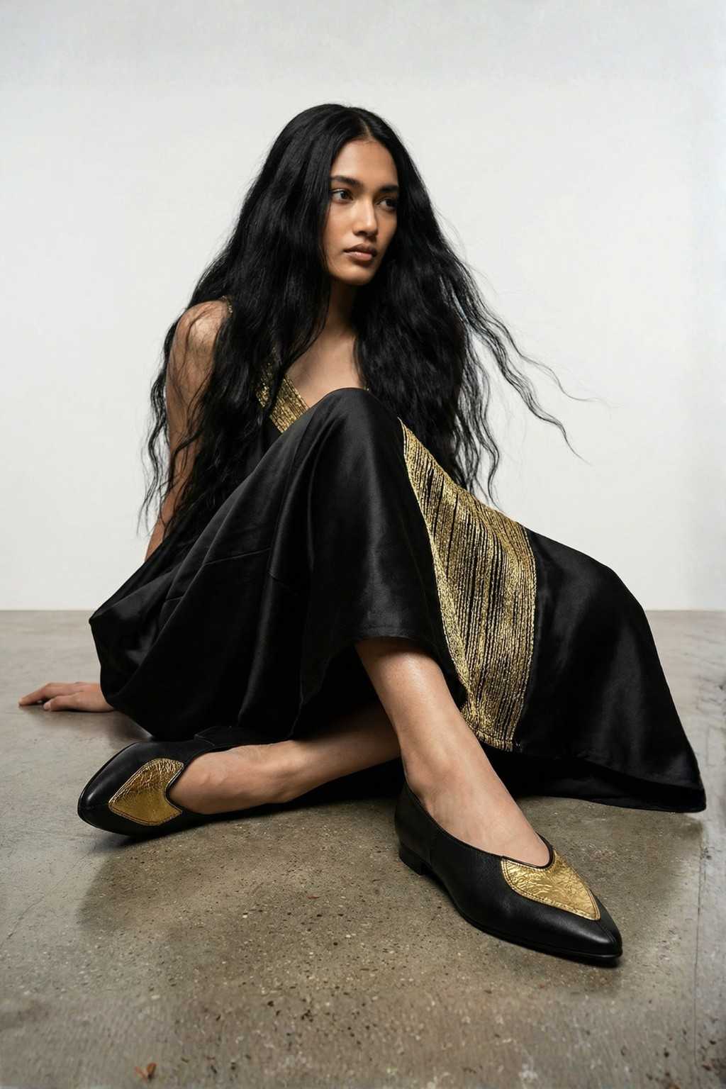 Regnera Flat, Gold — 07 on model
