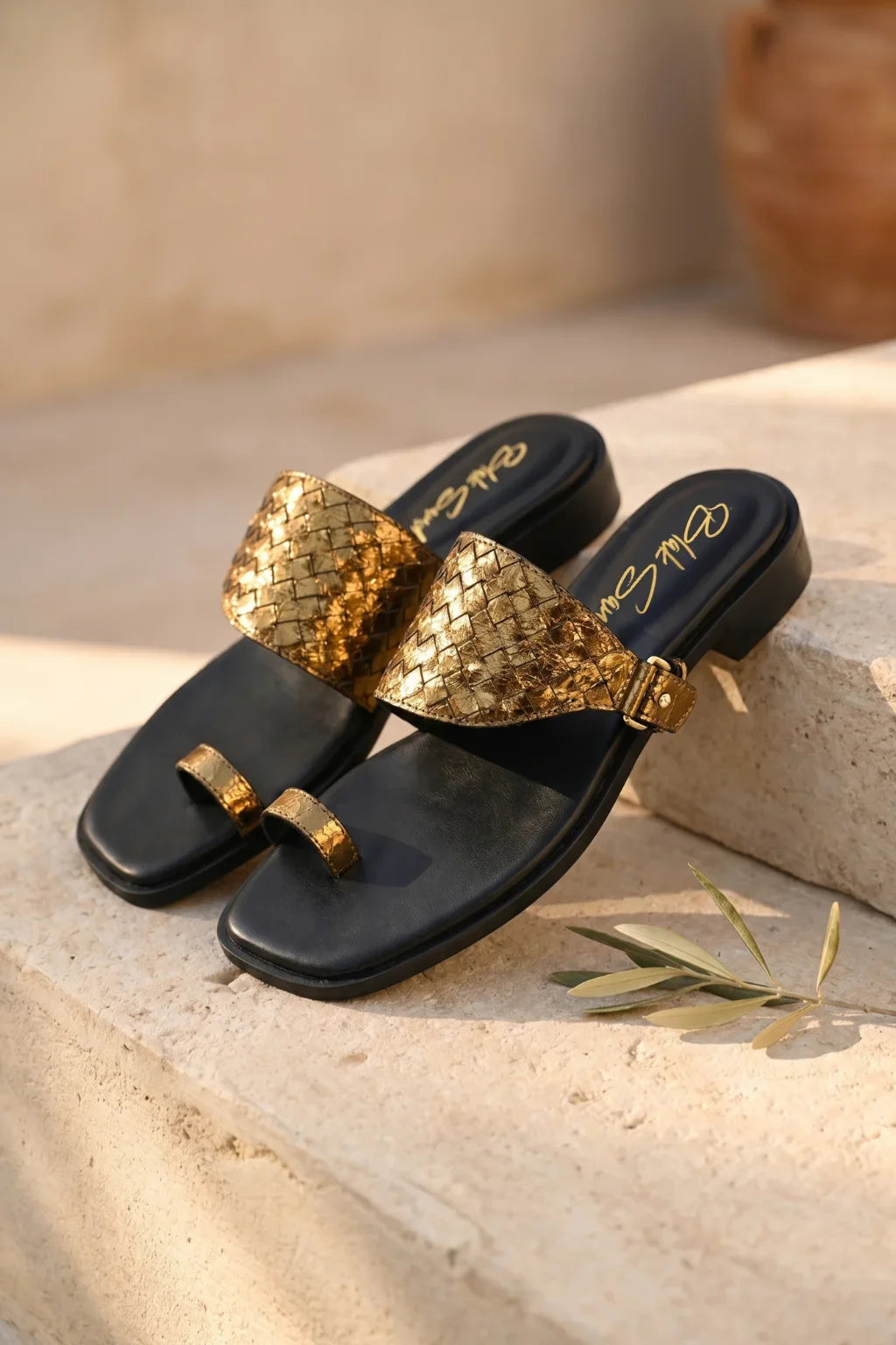 Sandalo Intrecciato Nero – Anello, Black & Gold — 08 styled