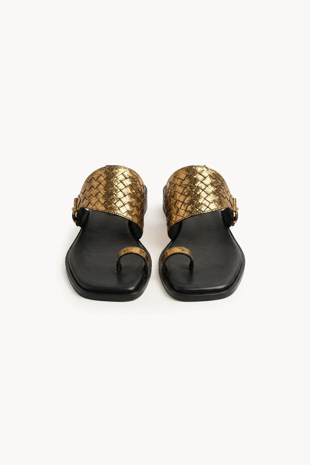 Sandalo Intrecciato Nero – Anello, Black & Gold — 04 three-quarter