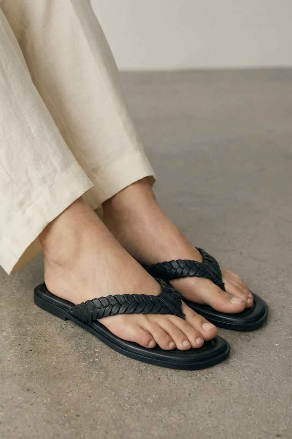 Intreccio Nero Sandalo, Black — 06 on the foot