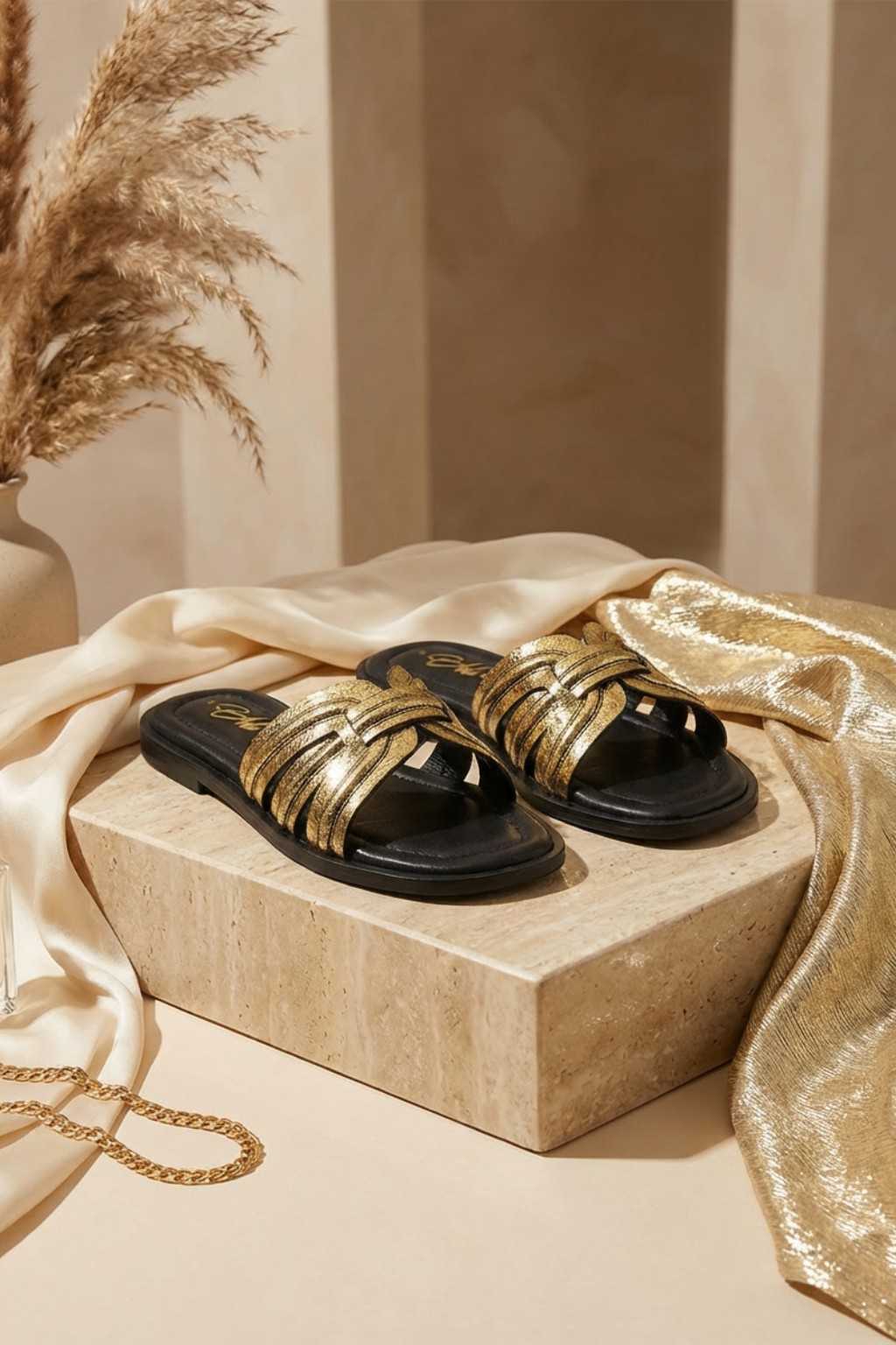 Aurea Noir Slide, Gold — 08 styled