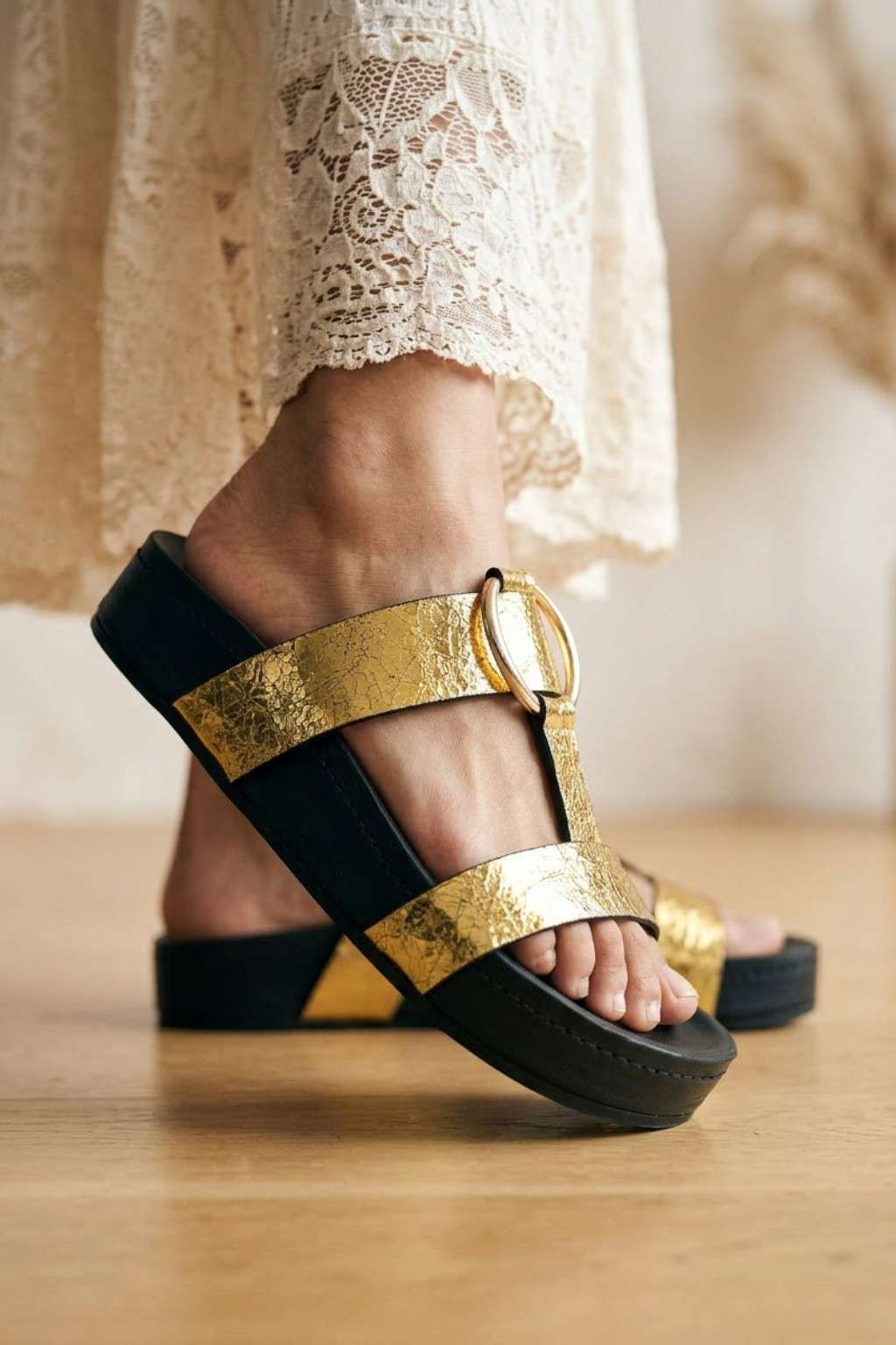 Verdea Noir Slide, Gold — 06 on the foot