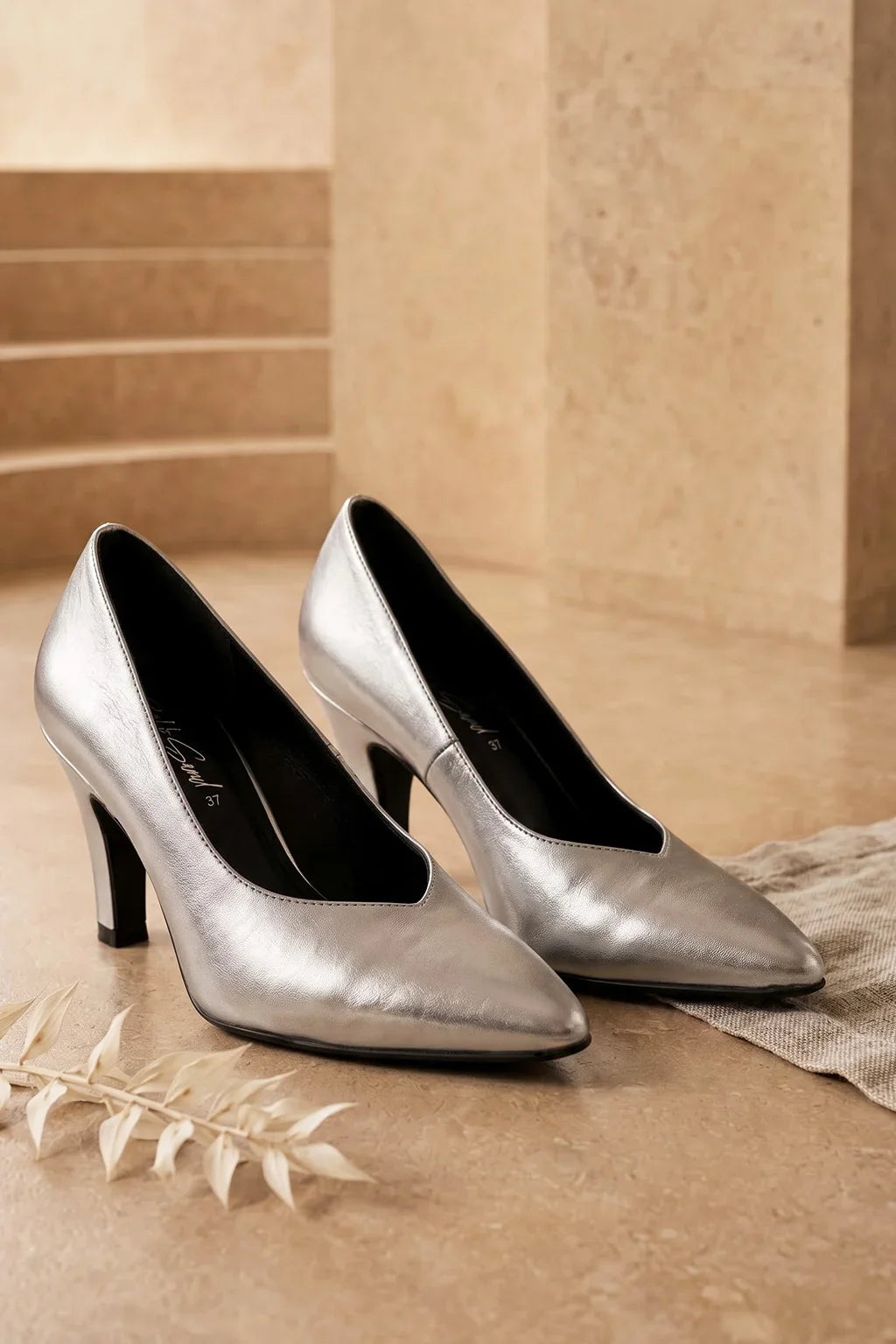 Sevilla Salon Pump, Silver — 08 styled